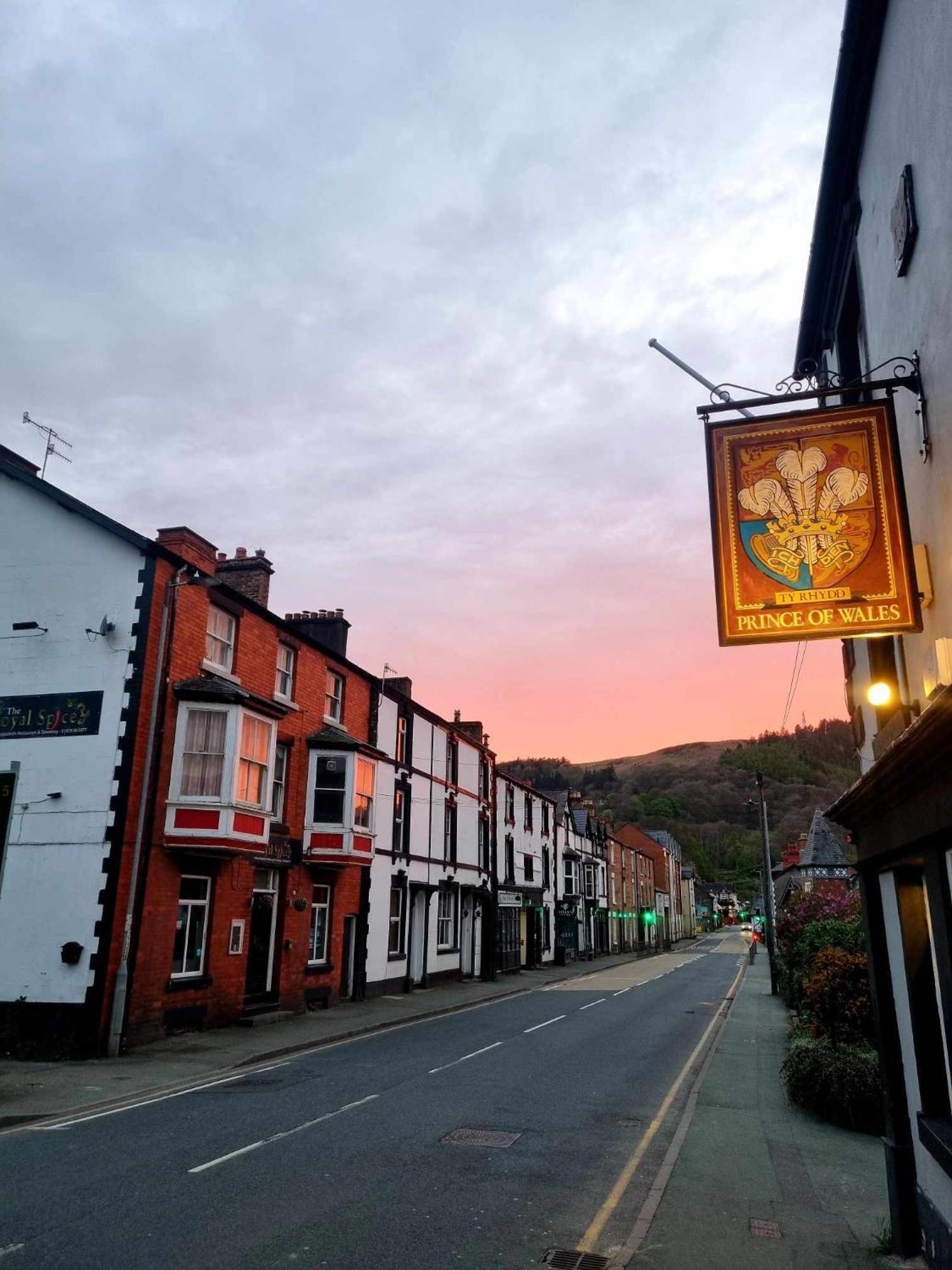 Prince Of Wales Pub And Accommodation Llangollen Eksteriør billede
